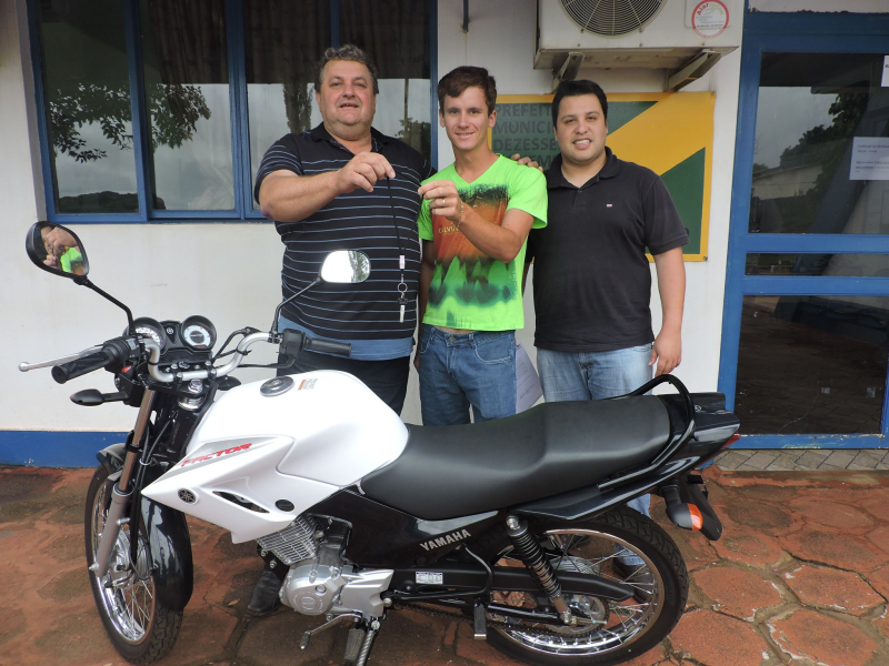 Entrega da Moto 0 km do Bolão de Prêmios 2016